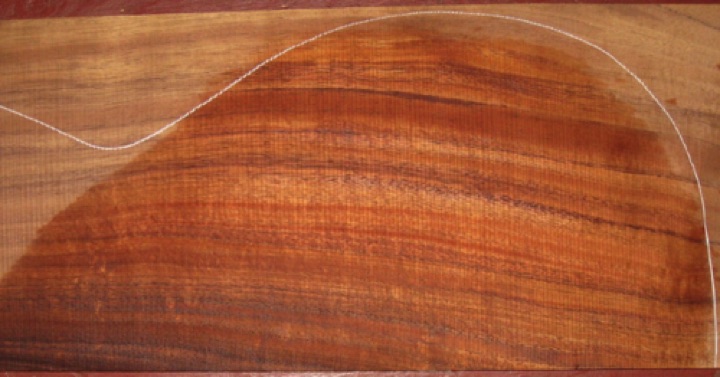 closeup, wetted
set #193-2246
Small tight pin knot near center joint in lower bout; faint, symmetrical, no issue during finishing. closeup, wetted
set #193-2246
Small tight pin knot near center joint in lower bout; faint, symmetrical, no issue during finishing.